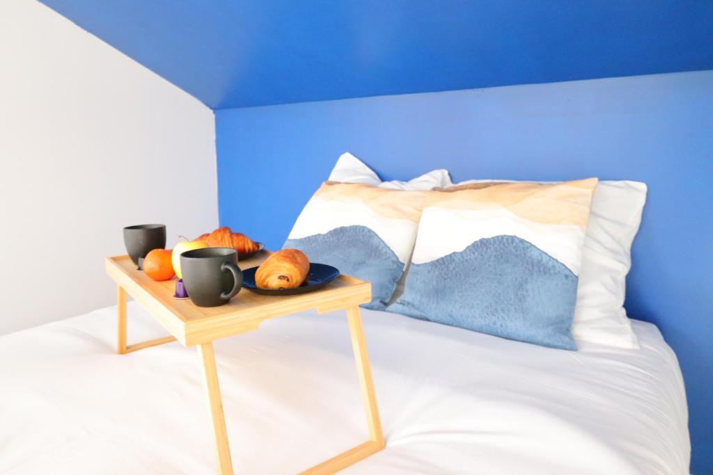 Una cama con una mesa con fruta. en Le Travi - Studio Hyper-Centre, en Bergerac
