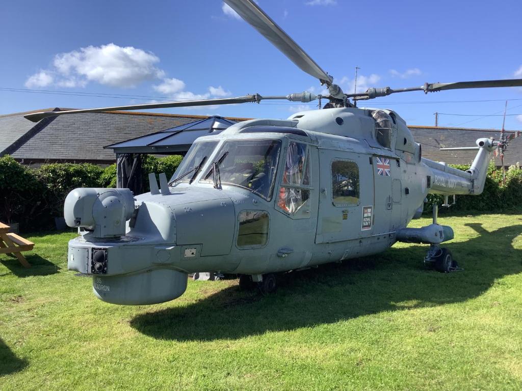 赫爾斯頓的住宿－Haelarcher Helicopter Glamping，停在草地上的直升机