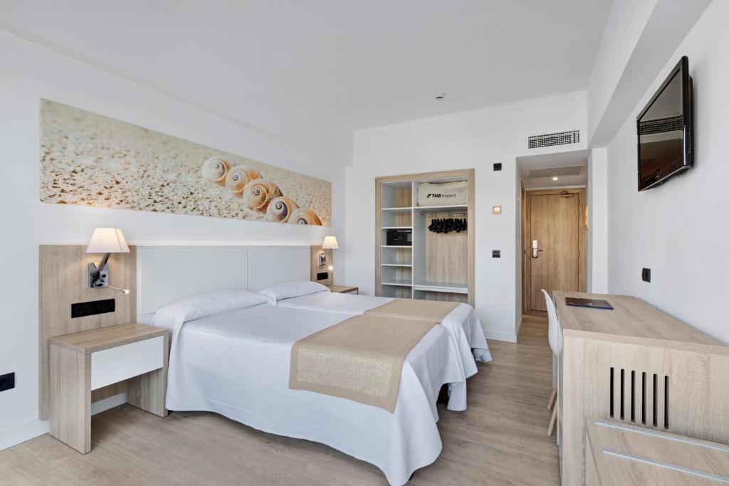 Кровать или кровати в номере THB Cala Lliteras - Adults Only