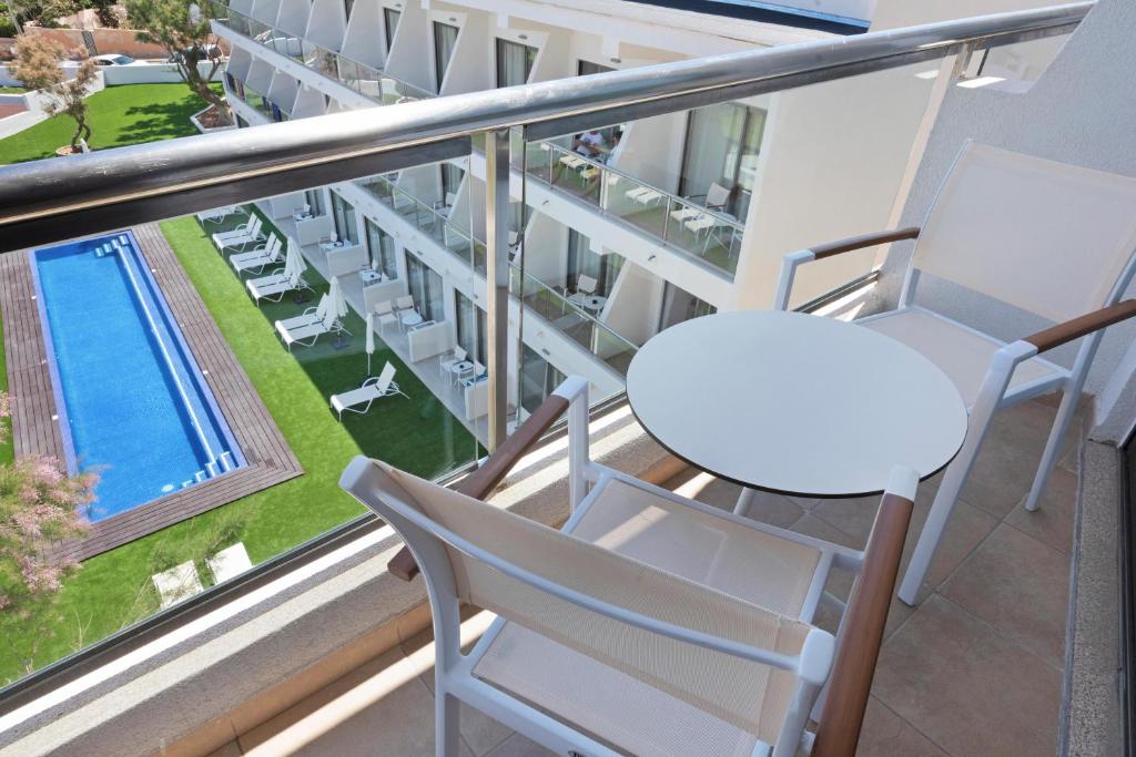 Бассейн в THB Cala Lliteras - Adults Only или поблизости