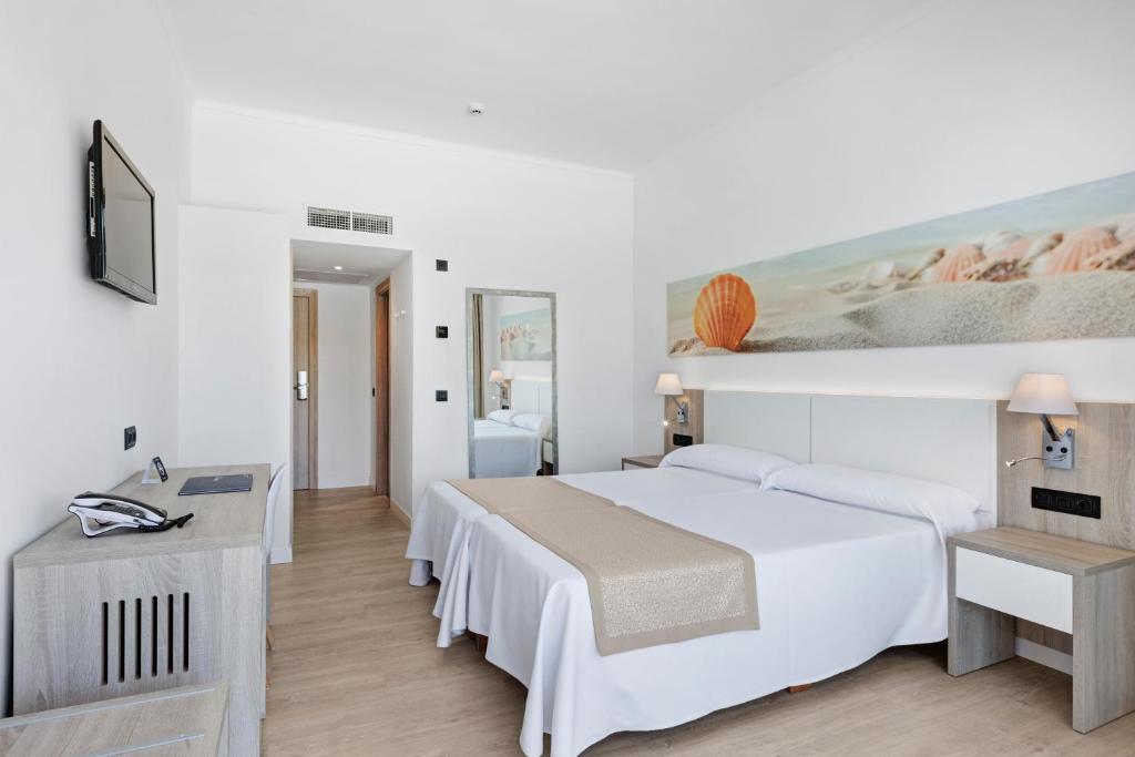 Кровать или кровати в номере THB Cala Lliteras - Adults Only