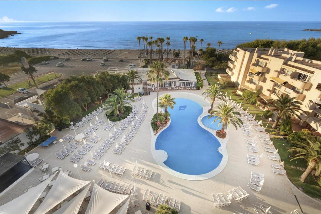 una vista aérea de un complejo con piscina en THB Sa Coma Platja, en Sa Coma