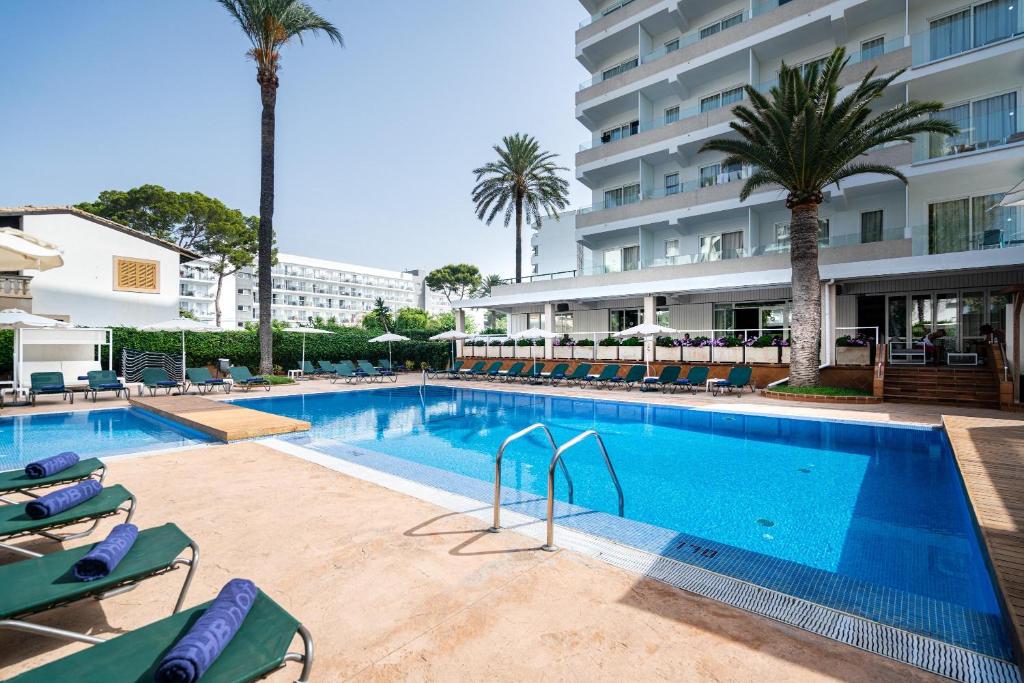 a swimming pool in front of a hotel at THB Niagara in Playa de Palma