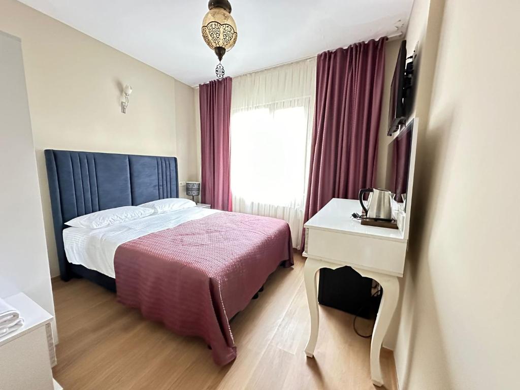 une chambre d'hôtel avec un lit et une fenêtre dans l'établissement Hagia Irene Old City, à Istanbul