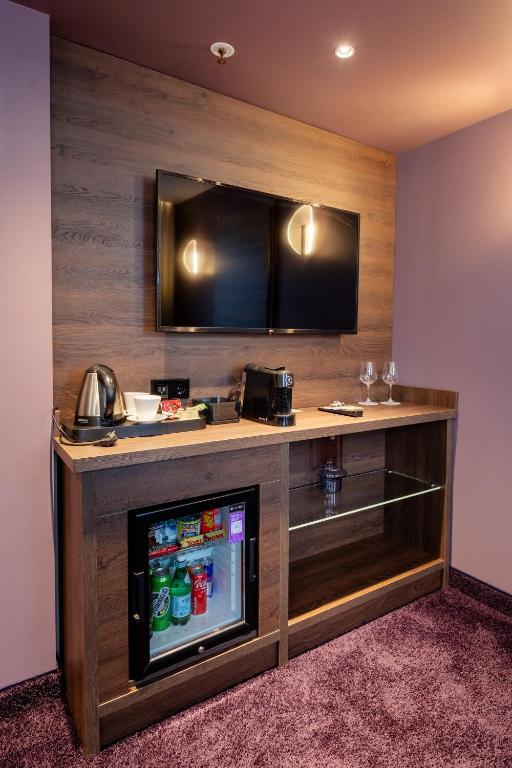TV a/nebo společenská místnost v ubytování Avalon Hotel & Conferences