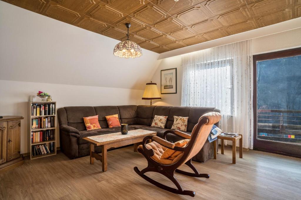 sala de estar con sofá y mesa en Ferienwohnung Frechehof 136 qm, en Bad Peterstal-Griesbach