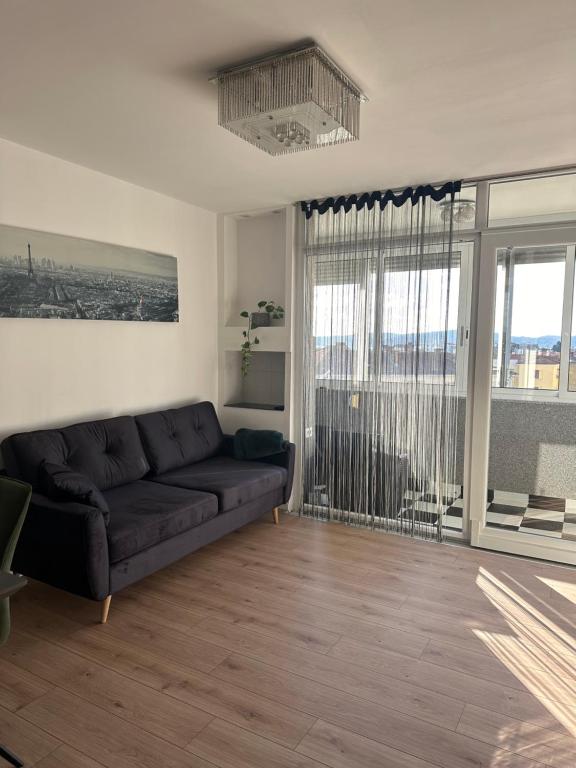 ein Wohnzimmer mit einem Sofa und einem großen Fenster in der Unterkunft Mateo in Zadar