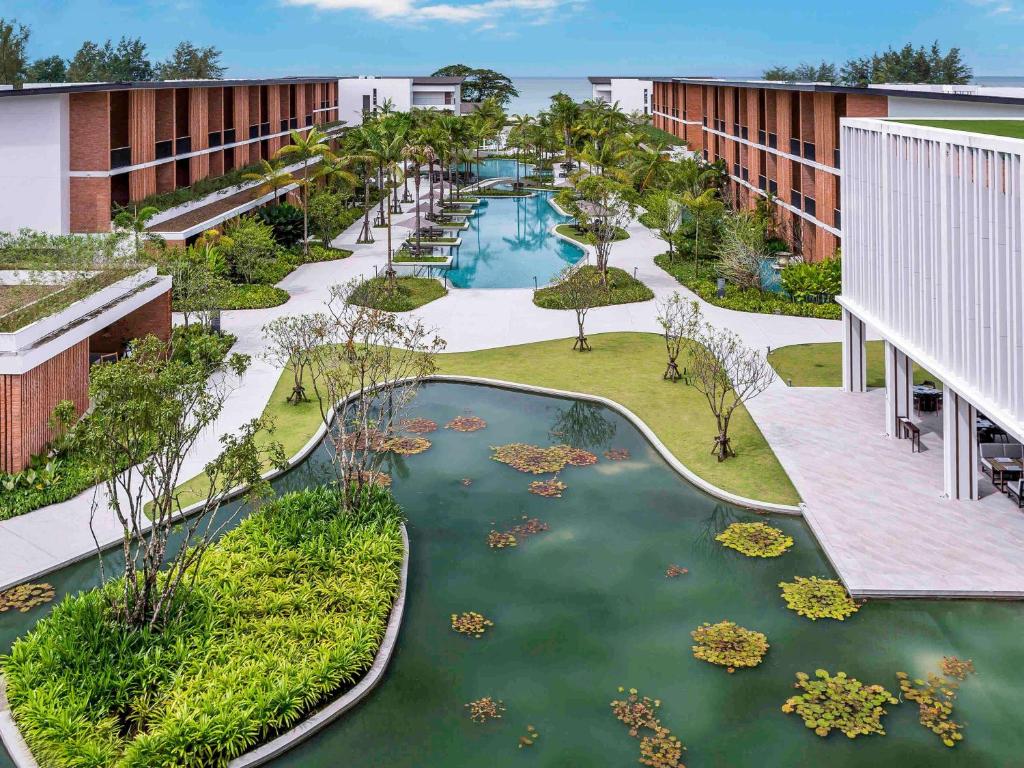 Pullman Khao Lak Resort veya yakınında bir havuz manzarası