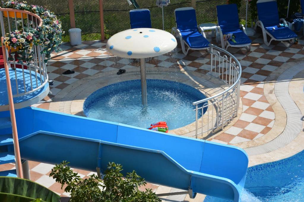 Bazén v ubytování Yavuzhan Hotel nebo v jeho okolí