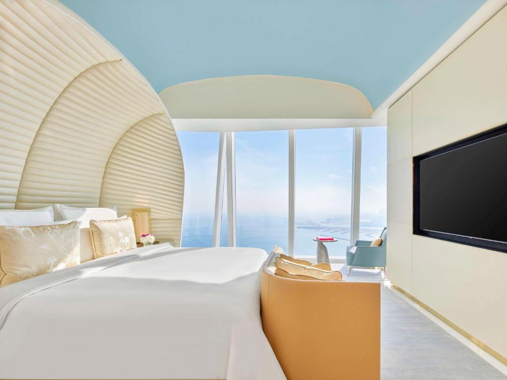 Ein Bett oder Betten in einem Zimmer der Unterkunft Fairmont Doha