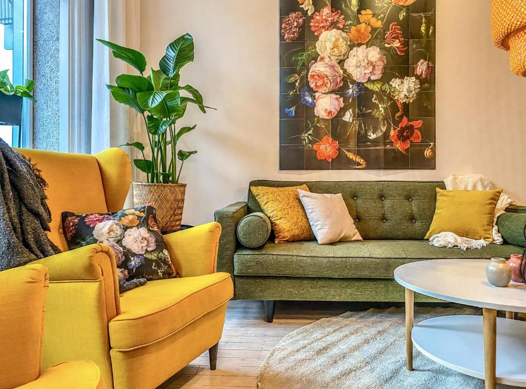sala de estar con muebles de color amarillo y verde en Charming house in city centre Oud-Beijerland, en Oud-Beijerland