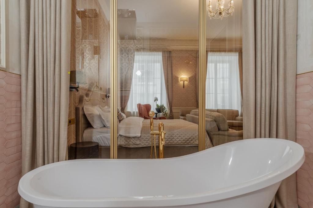 Hotel Unicus Palace Old Town - Destigo Hotels - Deluxe Double Room