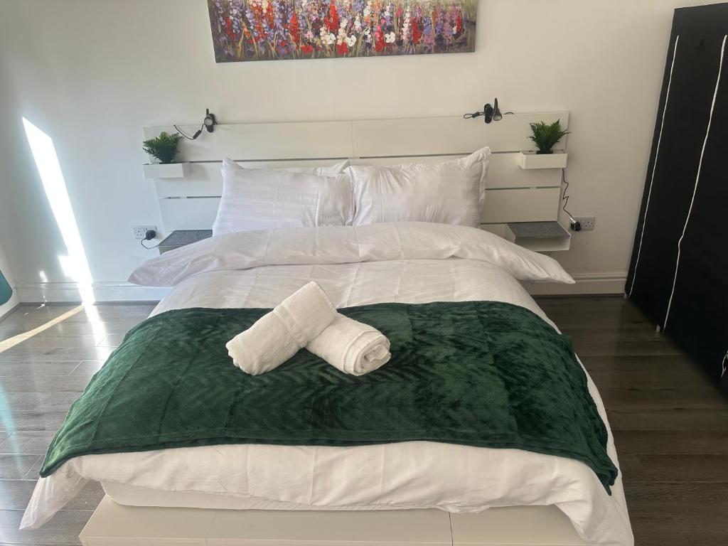 1 cama grande con 2 toallas encima en The Rodher house en Mánchester