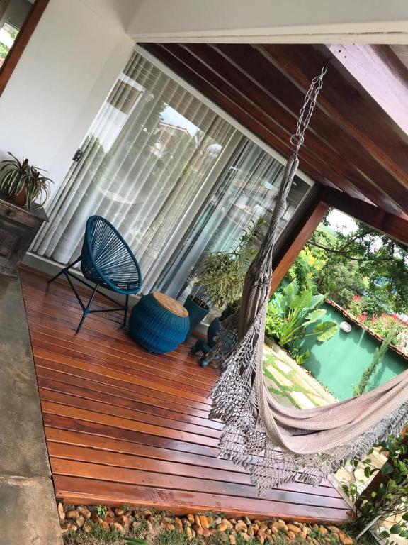 a hammock on a porch with a swing at Loft Rua Direita in Pirenópolis