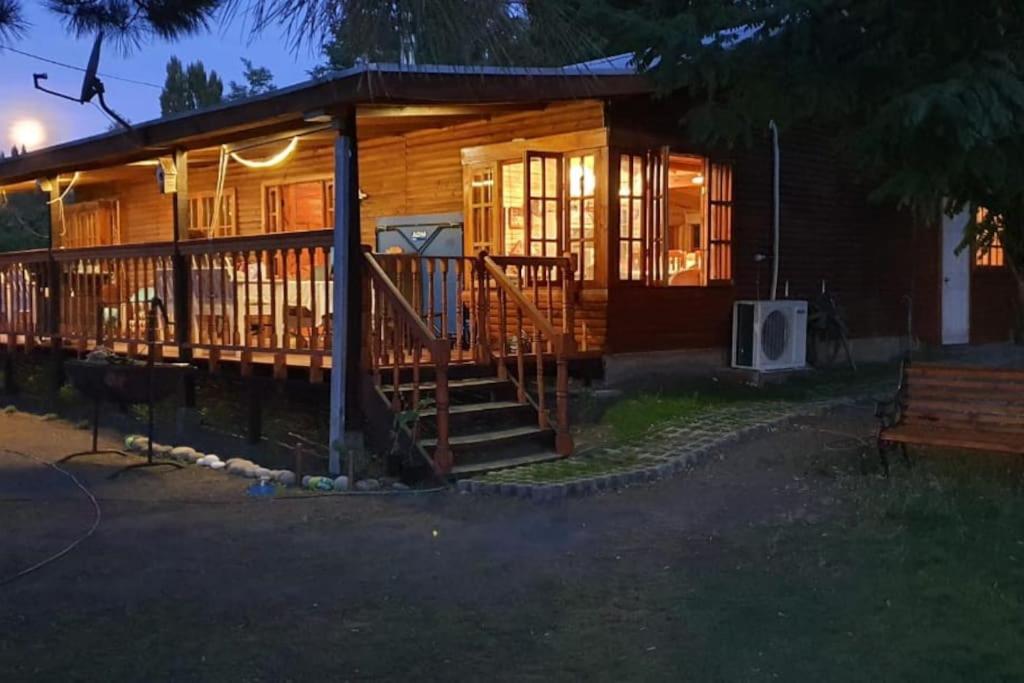 Cabaña de madera grande con porche por la noche en Casa familiar yumbel con opcion a tinaja, 