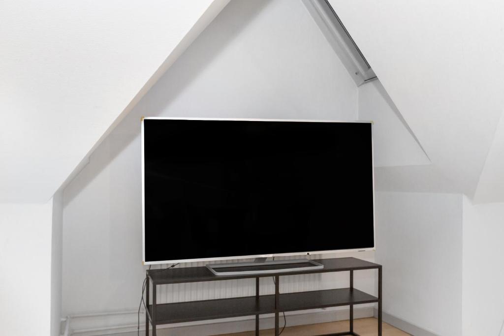 TV a/nebo společenská místnost v ubytování Come Stay in An oasis of life, comfort & style