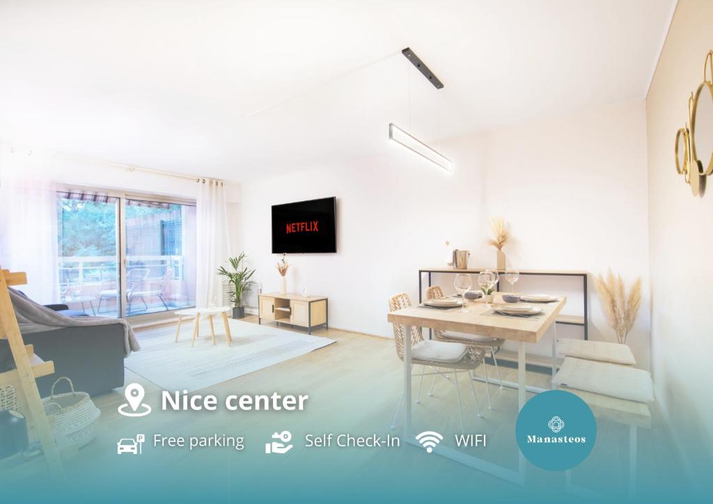 un salon avec une table et une télévision dans l'établissement Appartement rénové - Terrasse - Parking - BM, à Nice