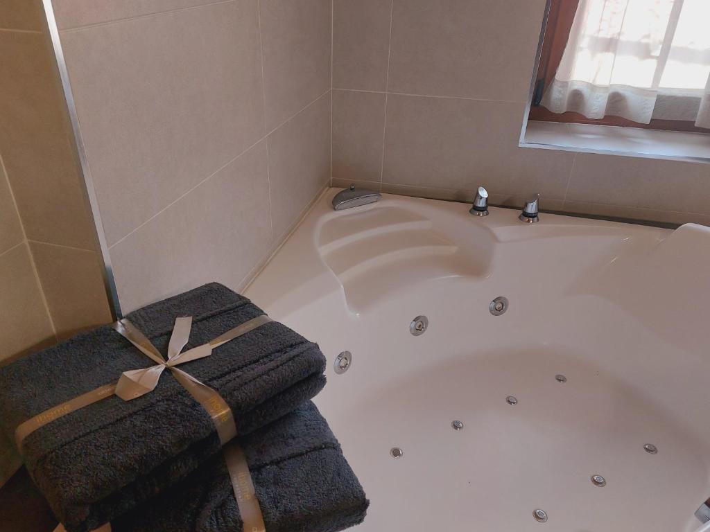 Picos de Europa Suites and Rooms - Suite Met Kingsize Bed En Spabad