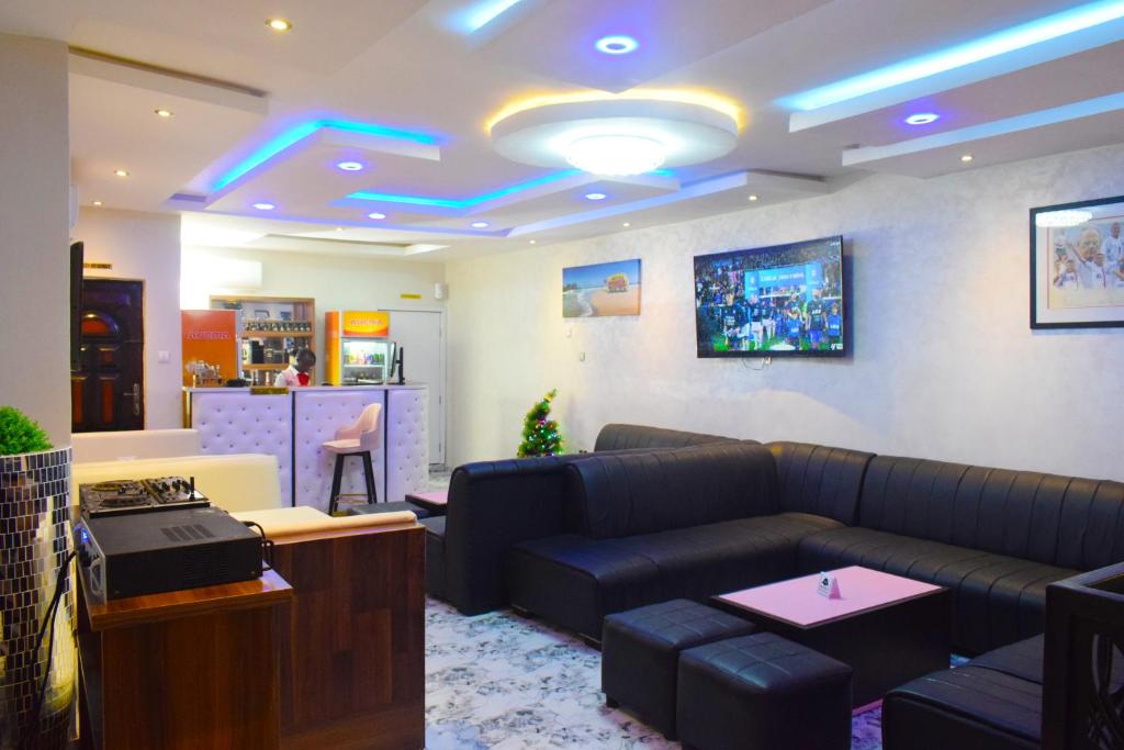 TV a/nebo společenská místnost v ubytování Remzy Hotel & Suites, Olomore