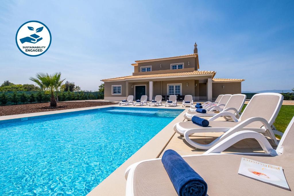 eine Villa mit einem Pool und einem Haus in der Unterkunft Villa Paradise by Algarve Vacation in Lagoa