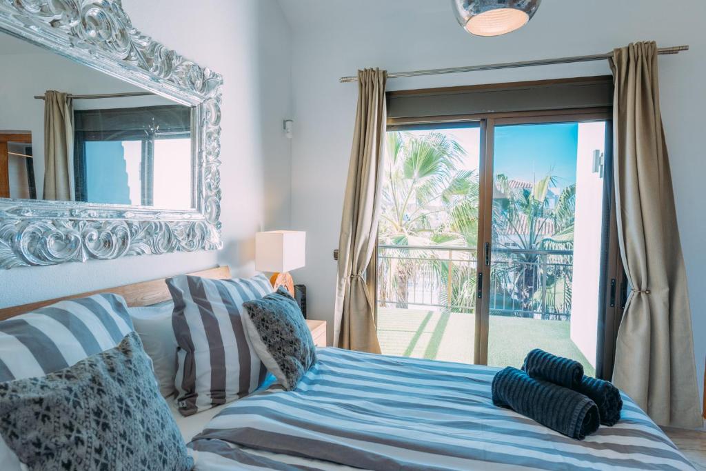 a bedroom with a bed with a view of the ocean at Paradise Beach House: piscina privada, playa 100m in Corralejo
