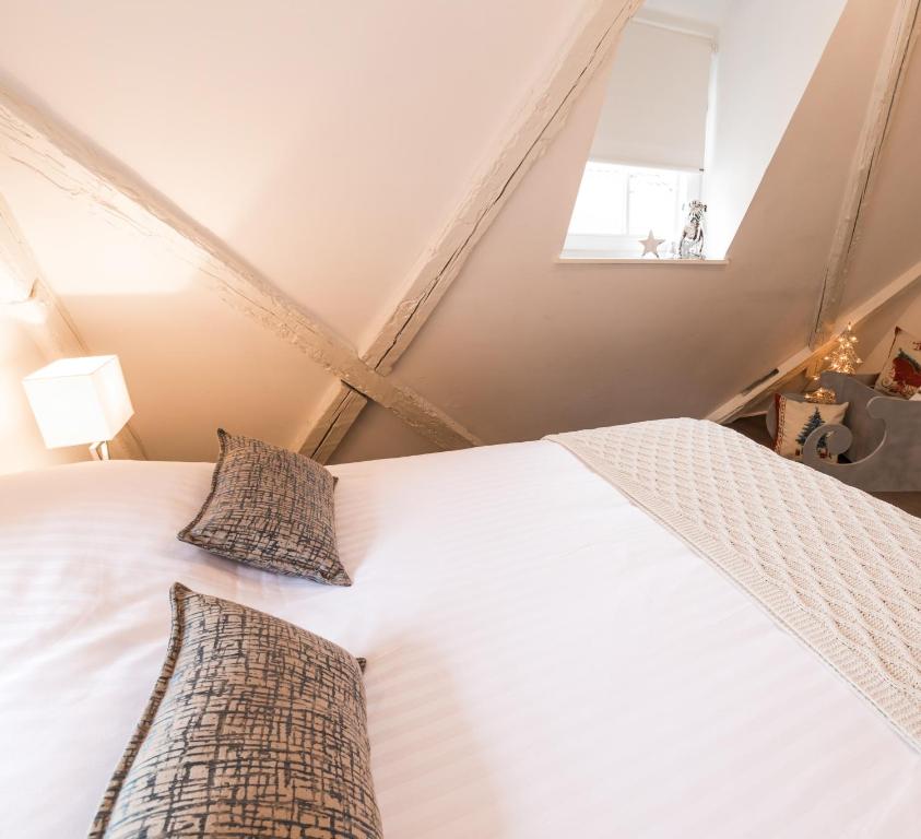 1 dormitorio con 1 cama con 2 almohadas en My Sweet Homes - La Grenouillère HYPERCENTRE, en Colmar