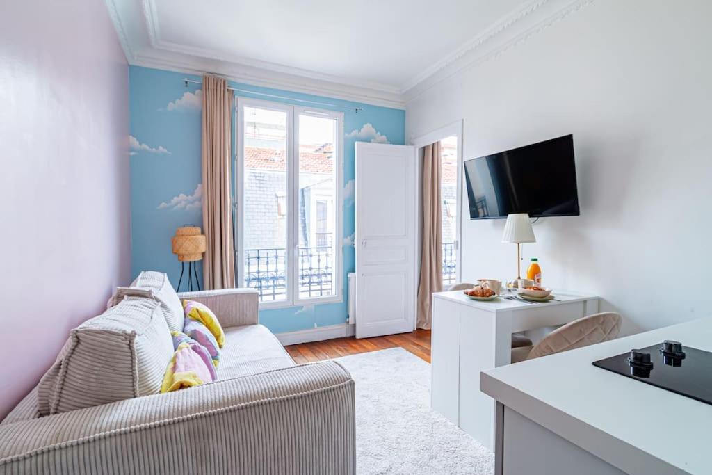 un salon avec un canapé et une télévision dans l'établissement Flat next to Montparnasse train station - II, à Paris