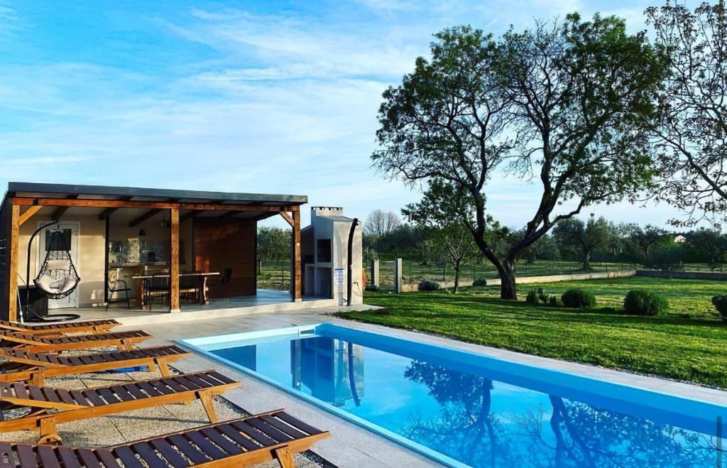 una casa con piscina y tumbonas en Villa Casa Kalandra, en Rovinj