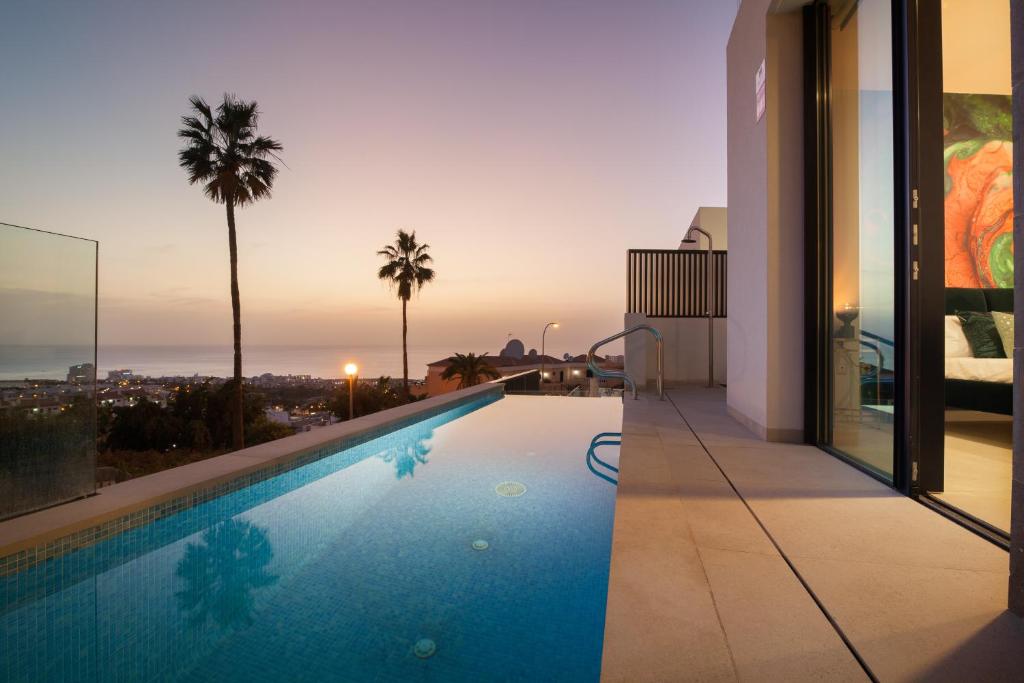 - une piscine sur le toit d'une maison avec vue dans l'établissement 200m² NEW Villa D with private, heated pool and amazing ocean view., à Adeje