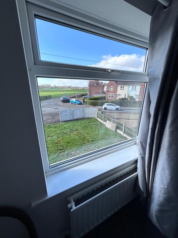 ein Fenster mit Blick auf einen Parkplatz in der Unterkunft Glo Stay @ Hibbert Crescent in Skegby
