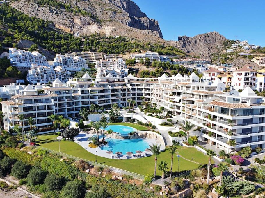 - une vue aérienne sur un complexe avec une montagne dans l'établissement Mascarat Beach Apartment de Lux, EN52B, à Altea la Vieja