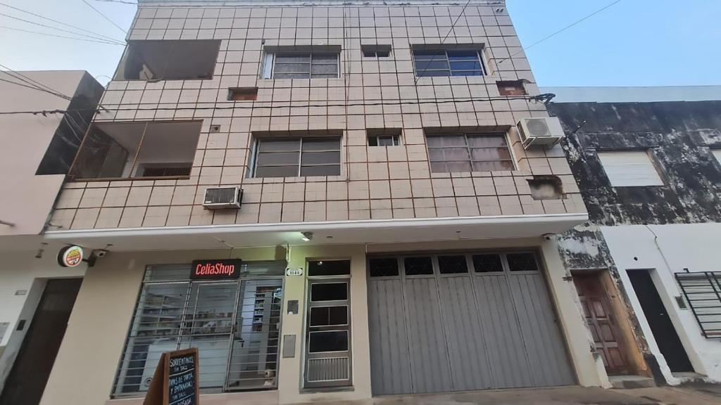 Un edificio con un cartel en el frente. en Italia apart departamentos por día con cochera opcional, en Corrientes