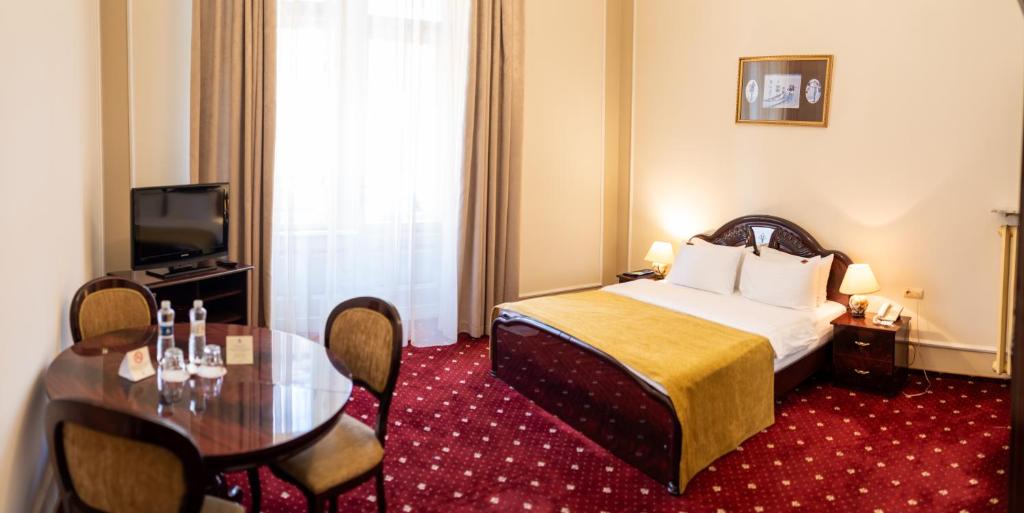 Postel nebo postele na pokoji v ubytování George Hotel