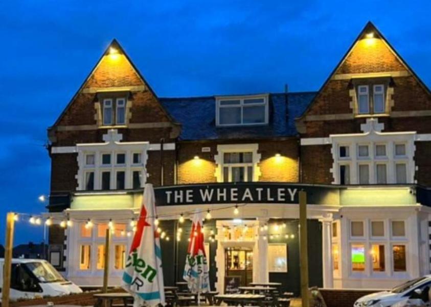 un edificio con un cartel que lee el hotel Wheatsley en The Wheatley Hotel, en Doncaster