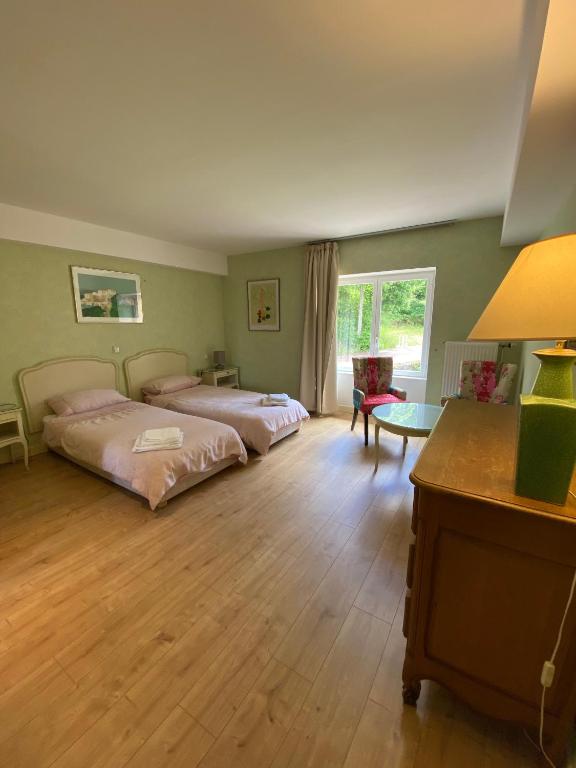 a bedroom with two beds and a desk in it at Ancienne Auberge des Brizards - Morvan (14 personnes) in Quarré-les-Tombes