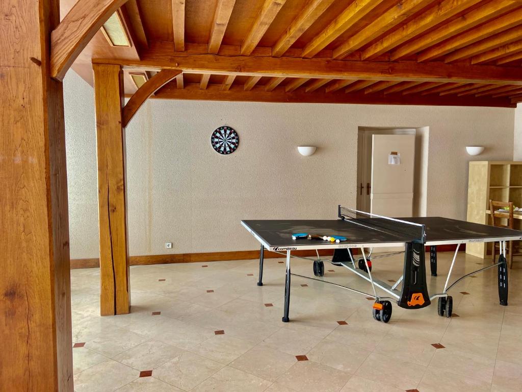 a ping pong table in the middle of a room at Ancienne Auberge des Brizards - Morvan (14 personnes) in Quarré-les-Tombes