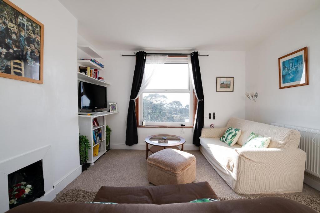 - un salon avec un canapé et une fenêtre dans l'établissement Seaview Central, à Portsmouth