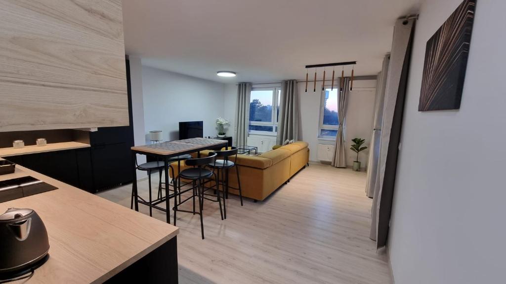 特爾納瓦的住宿－Apartmán 402，厨房以及带沙发和桌子的客厅。