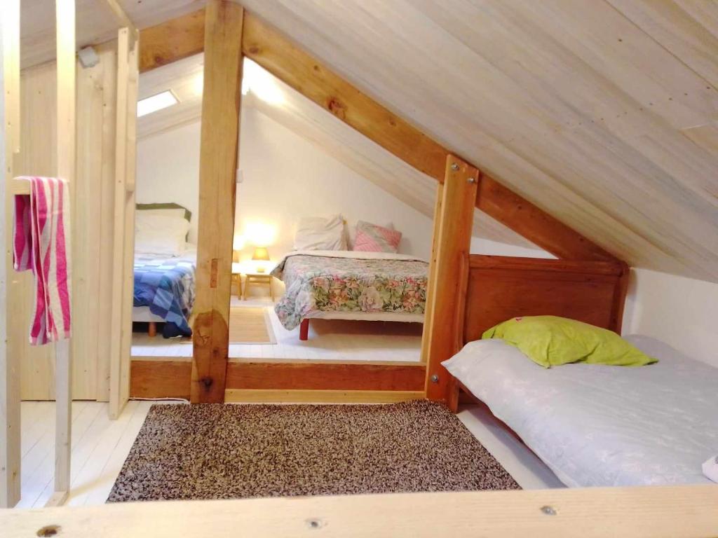 een kamer met 2 stapelbedden op een zolder bij Domaine de la Borde in Puy-lʼÉvêque
