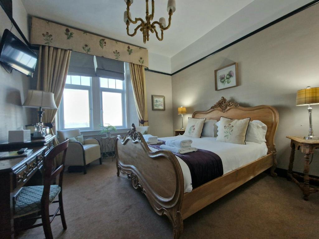 Postel nebo postele na pokoji v ubytování West Highland Hotel