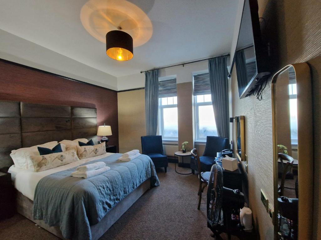 Postel nebo postele na pokoji v ubytování West Highland Hotel