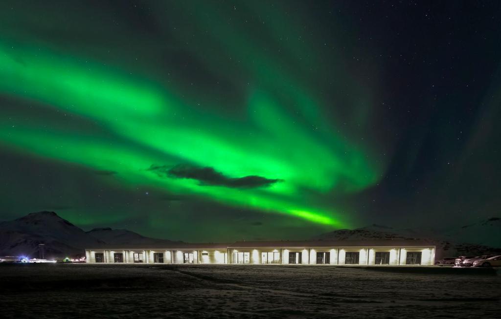 un edificio con uffici con l'aurora nel cielo di Seljavellir Guesthouse a Höfn