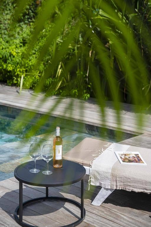 Bazén v ubytování Pomme Cannelle Luxury Suites & Spa nebo v jeho okolí