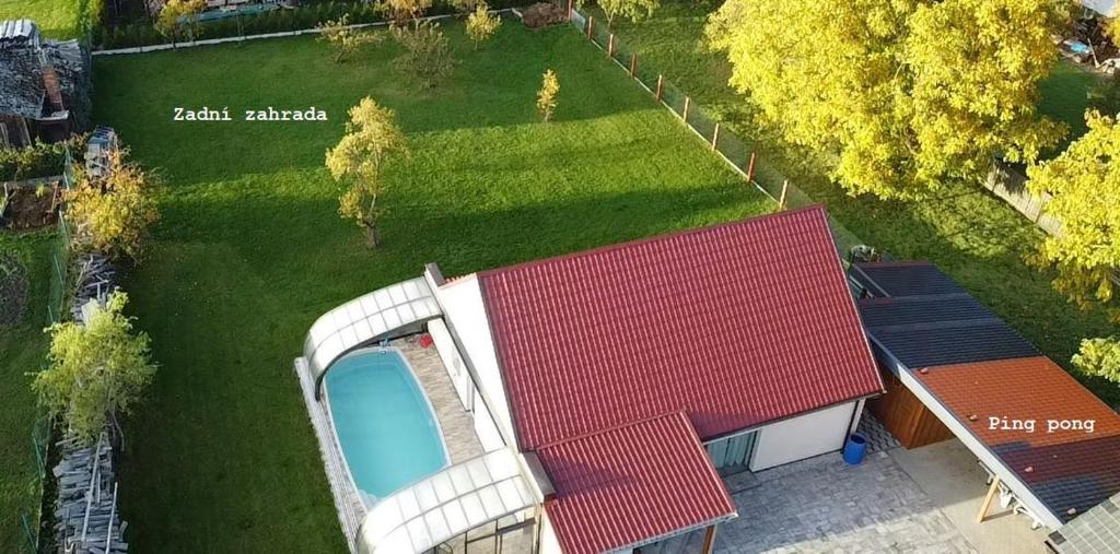 Bazén v ubytování Podbrdská chalupa nebo v jeho okolí