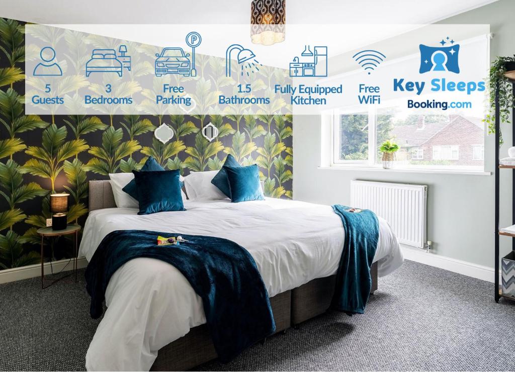ein Schlafzimmer mit einem Bett mit blauen Kissen in der Unterkunft BEAUTIFUL Contractor and Family House - M18 & A1 - Private Parking & Big Garden in Doncaster