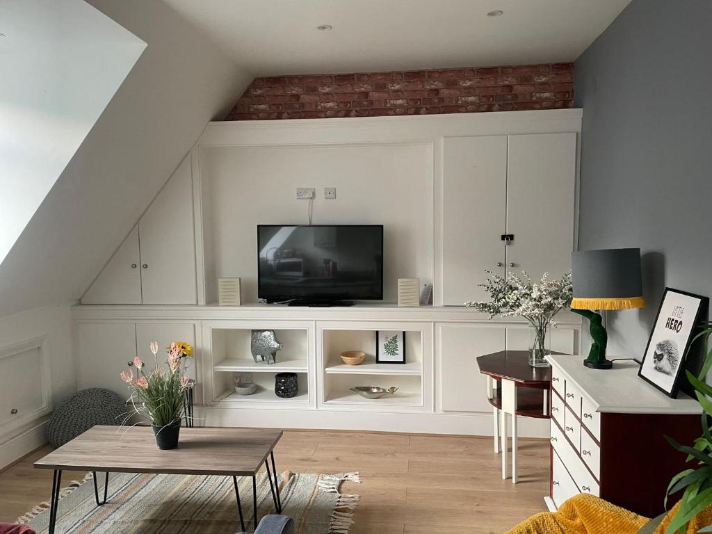 Televízia a/alebo spoločenská miestnosť v ubytovaní Modern Centrally Located Flat