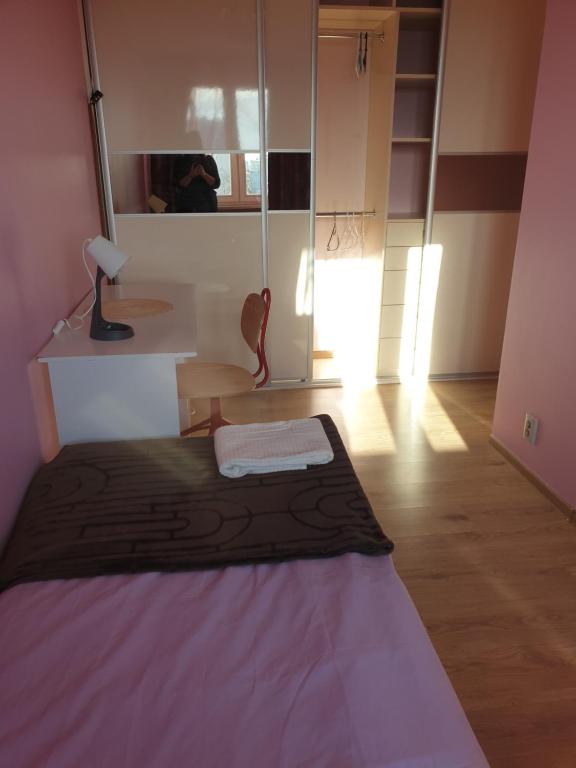 ein Schlafzimmer mit einem Bett mit einem Spiegel und einer Lampe in der Unterkunft ClickTheFlat24 Prestige Apart Rooms Pokoje Czechów in Lublin