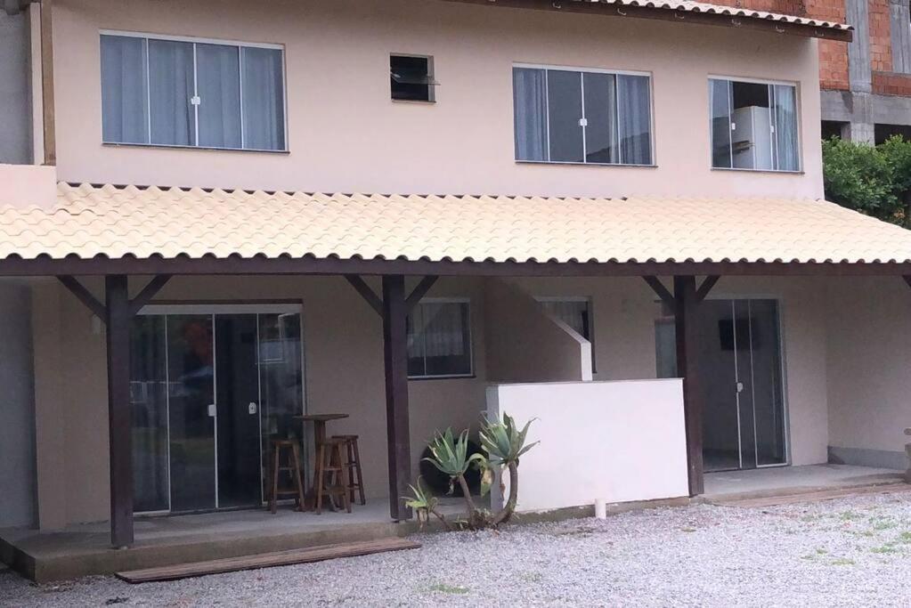 een huis met een luifel ervoor bij Casa02 - Mariscal/Canto Grande a 150mts da praia in Bombinhas