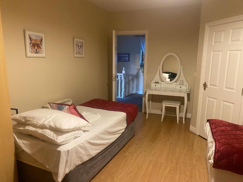 Postel nebo postele na pokoji v ubytování Luxury Town House-Apartment Carrick-on-shannon