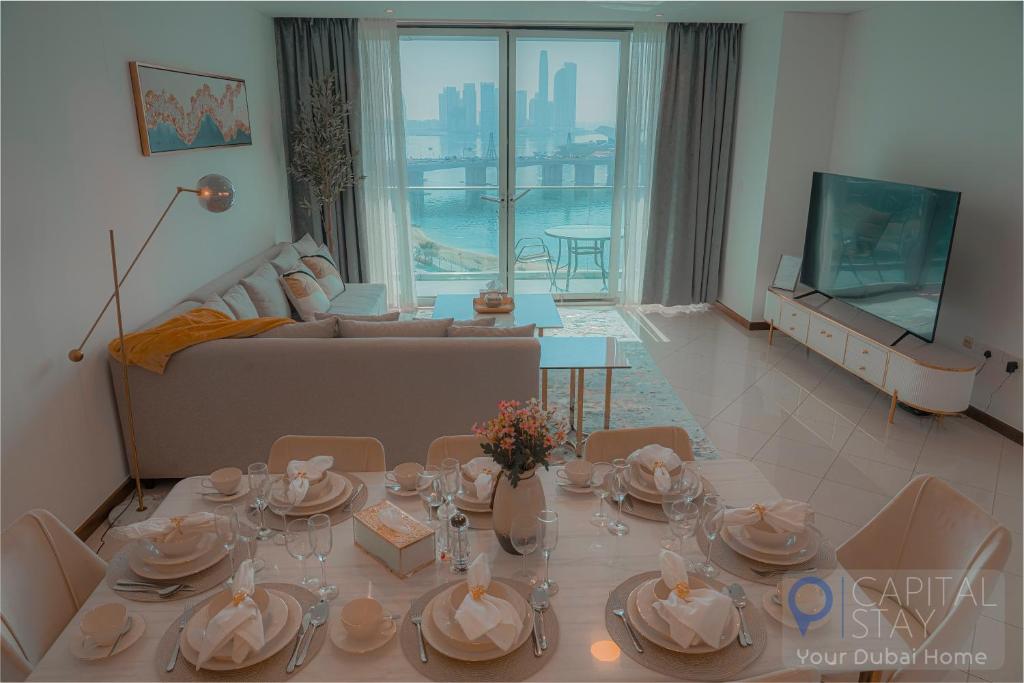 un soggiorno con tavolo e divano di Capital Stay - 2 Bed Apartment in Dubai Festival City a Dubai